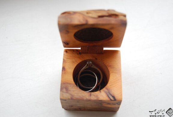 جعبه هدیه برای حلقه ازدواج از چوب تنه درخت