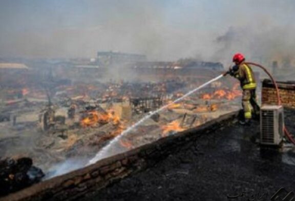 آتش سوزی در انبار ۱۰ هزار متری چوب در خیابان فداییان اسلام مهار شد