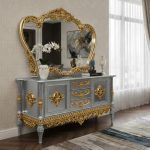 کنسول و آینه چوبی آرتین (تولید ماهون چوب) با منبت‌کاری دست روی چوب راش درجه یک نقره ای طلایی